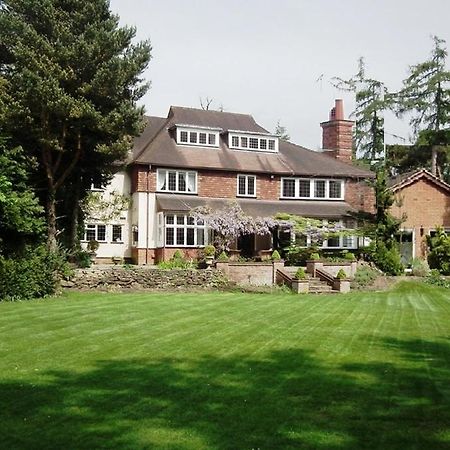 Coach House Villa Woking Esterno foto