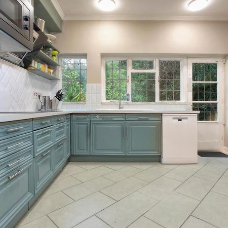 Coach House Villa Woking Esterno foto
