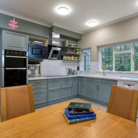 Coach House Villa Woking Esterno foto