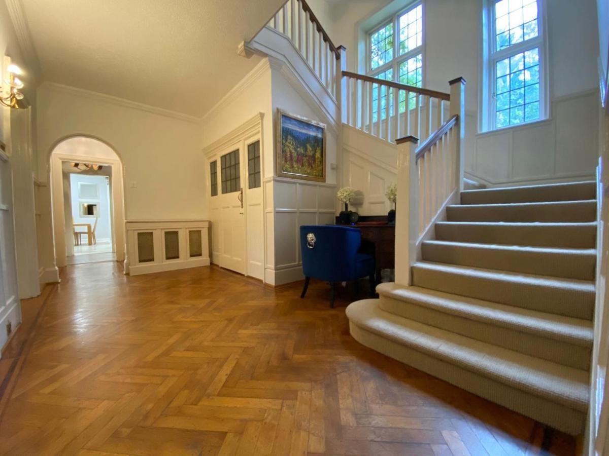 Coach House Villa Woking Esterno foto