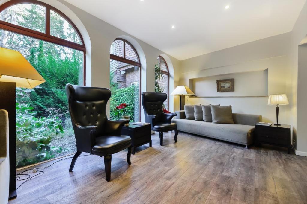 Coach House Villa Woking Esterno foto