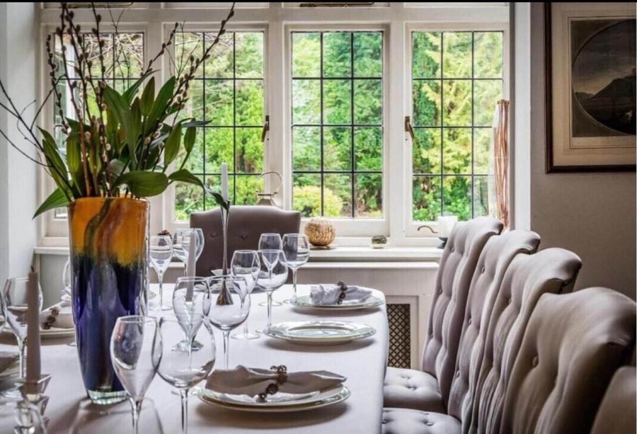 Coach House Villa Woking Esterno foto