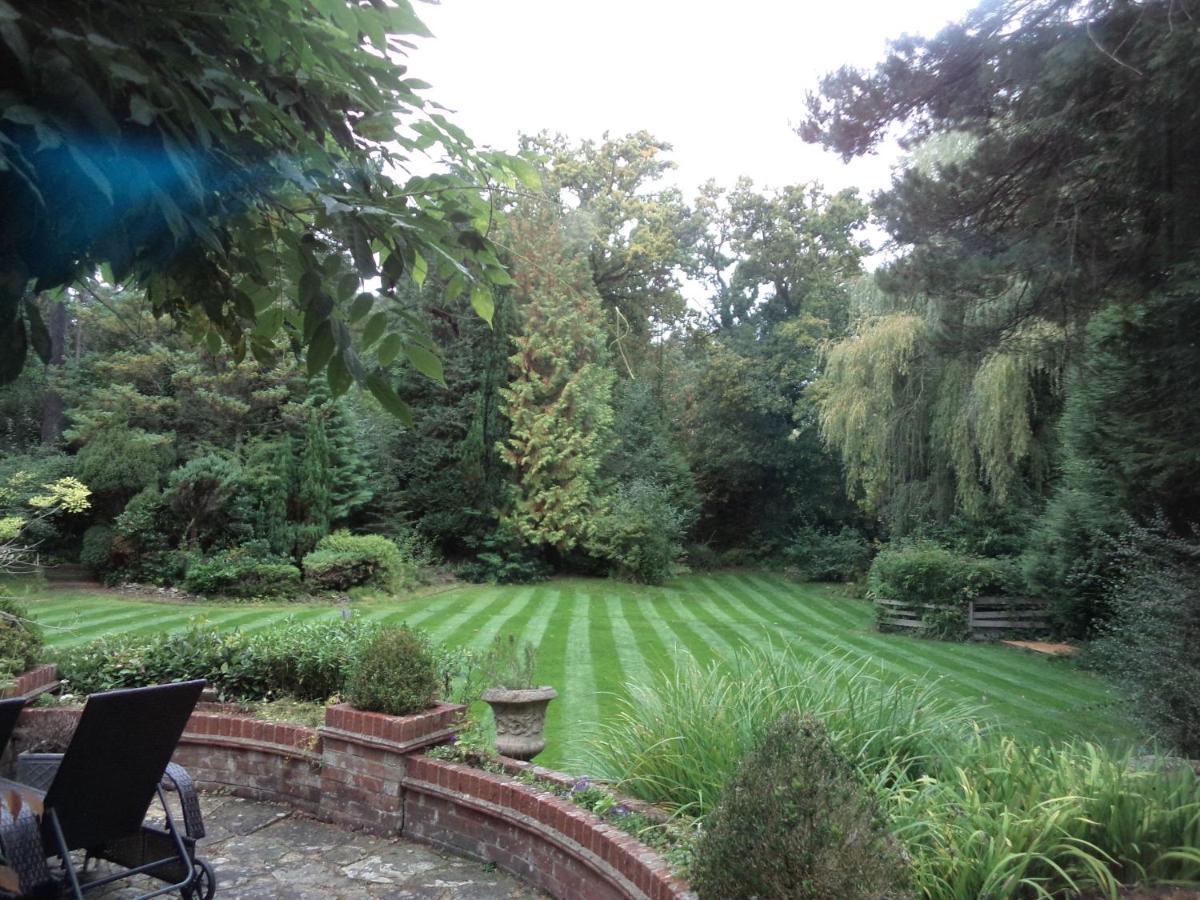 Coach House Villa Woking Esterno foto