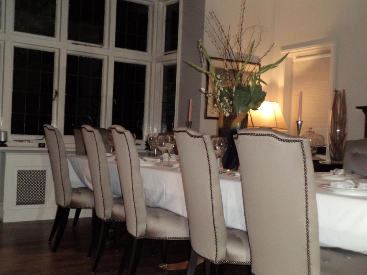 Coach House Villa Woking Esterno foto