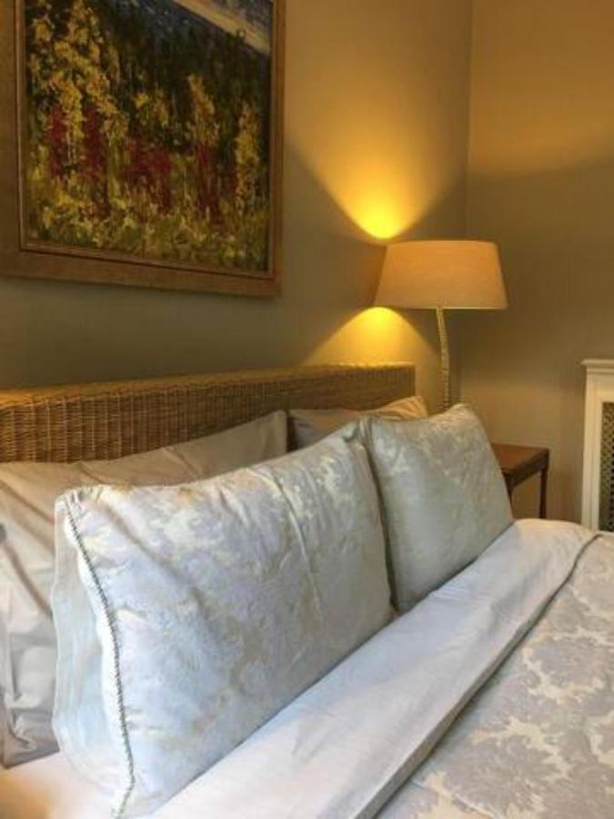 Coach House Villa Woking Esterno foto