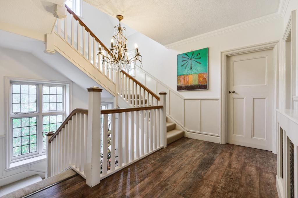 Coach House Villa Woking Esterno foto