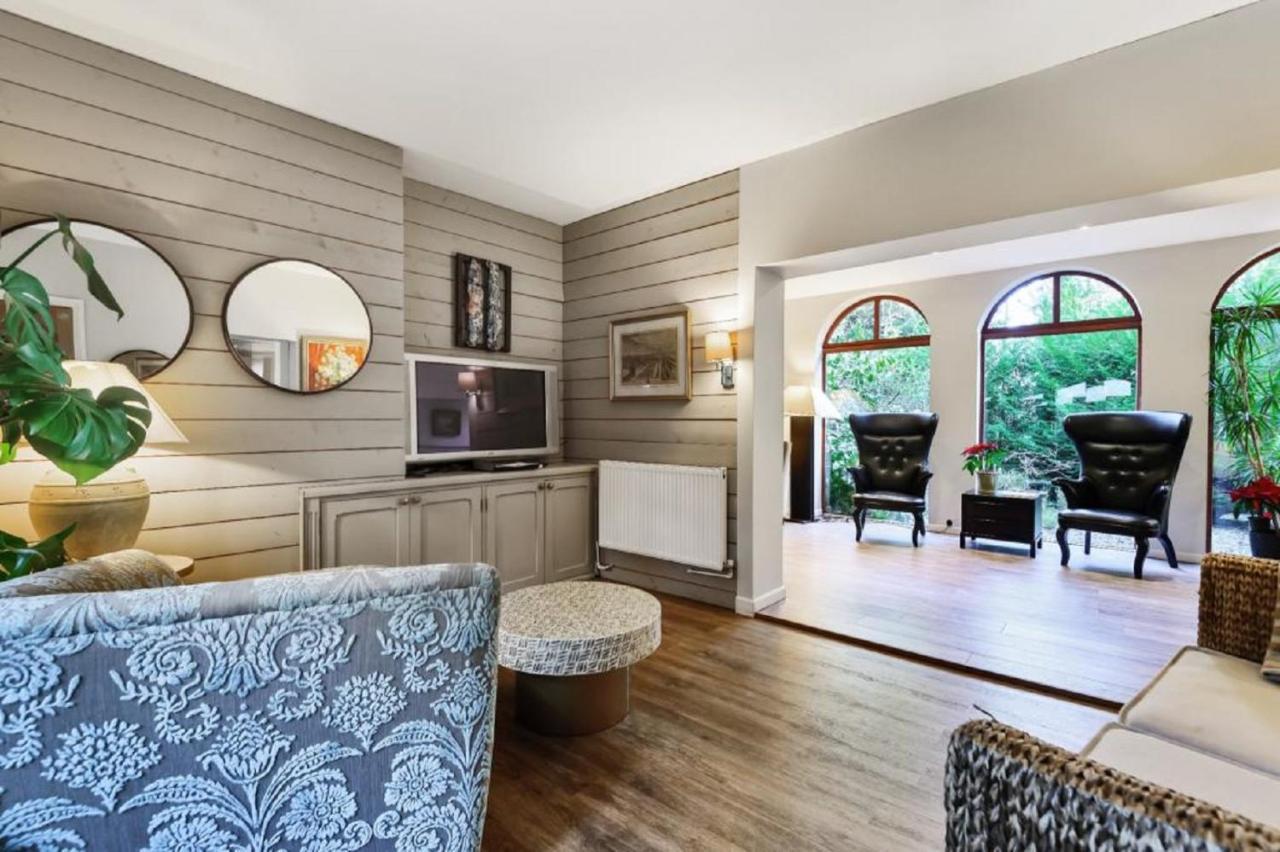 Coach House Villa Woking Esterno foto