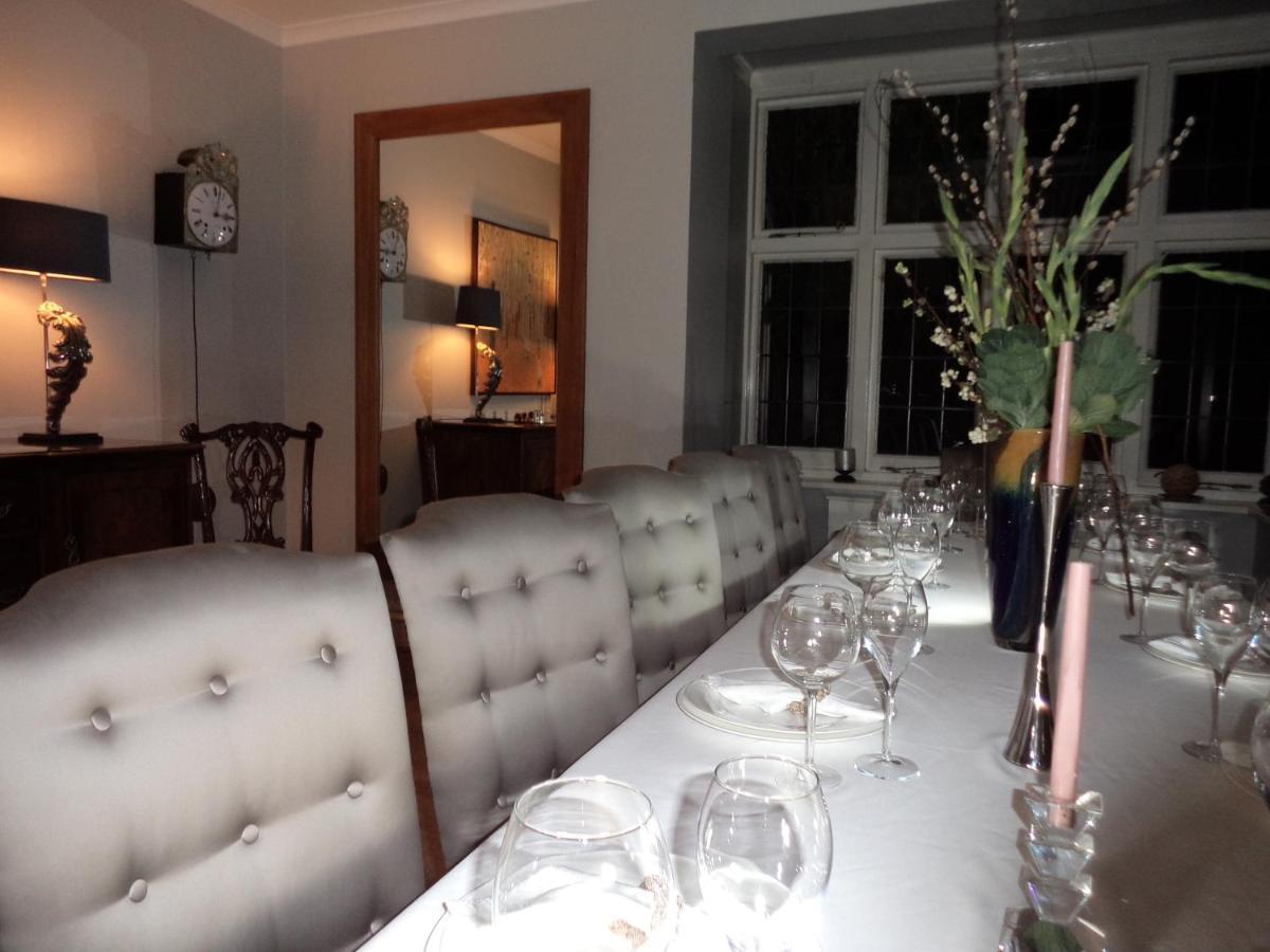 Coach House Villa Woking Esterno foto
