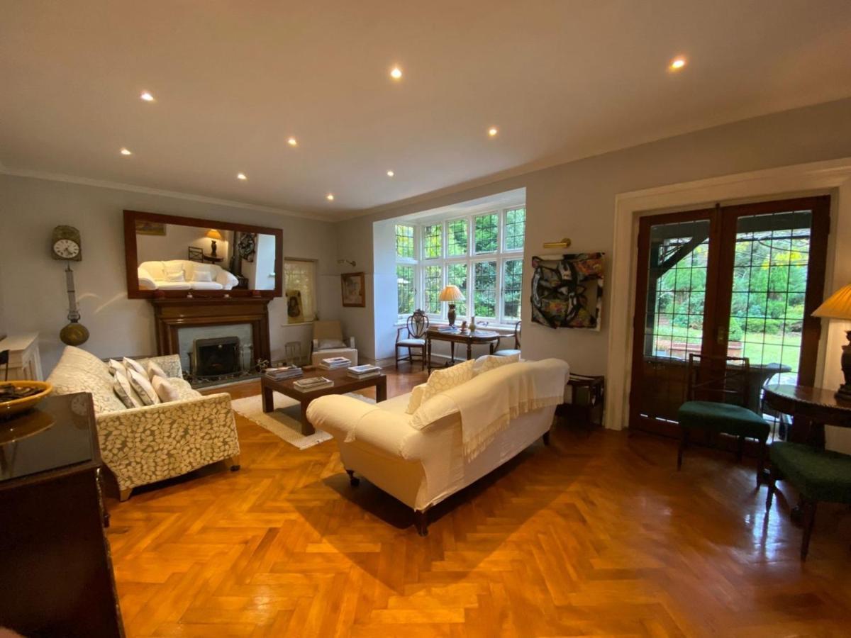 Coach House Villa Woking Esterno foto
