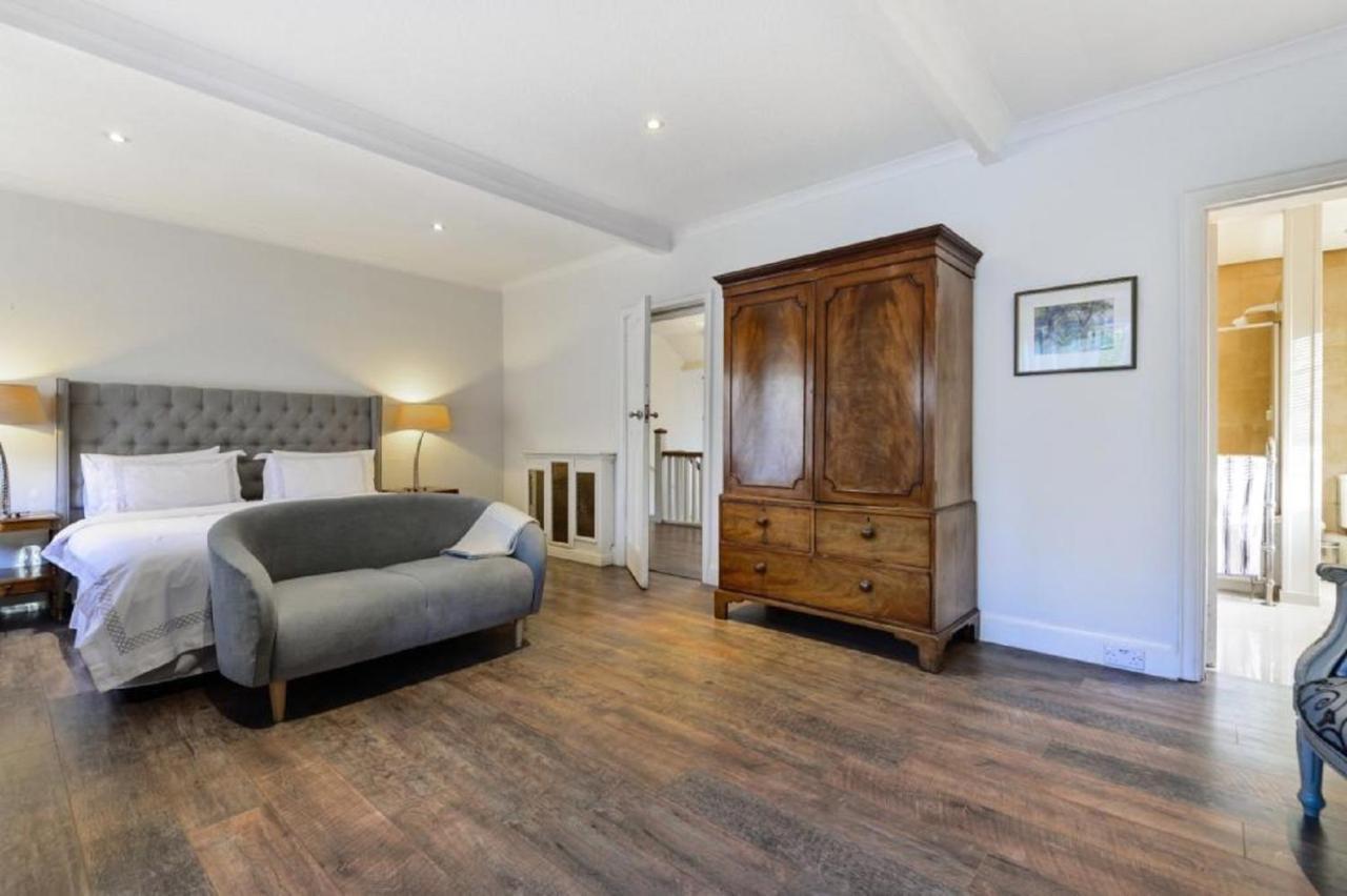 Coach House Villa Woking Esterno foto