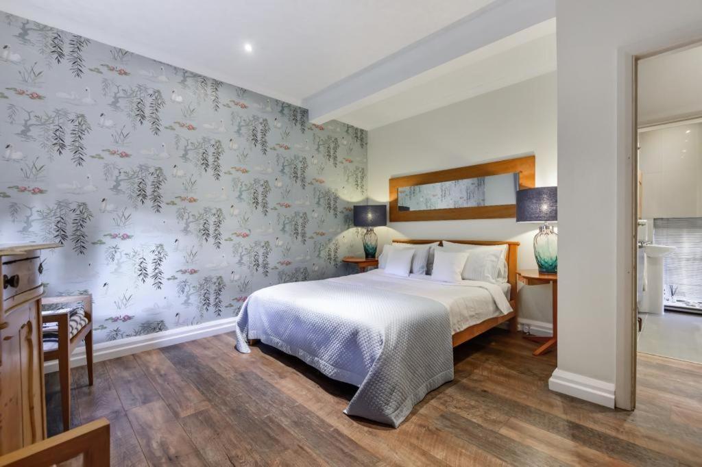 Coach House Villa Woking Esterno foto