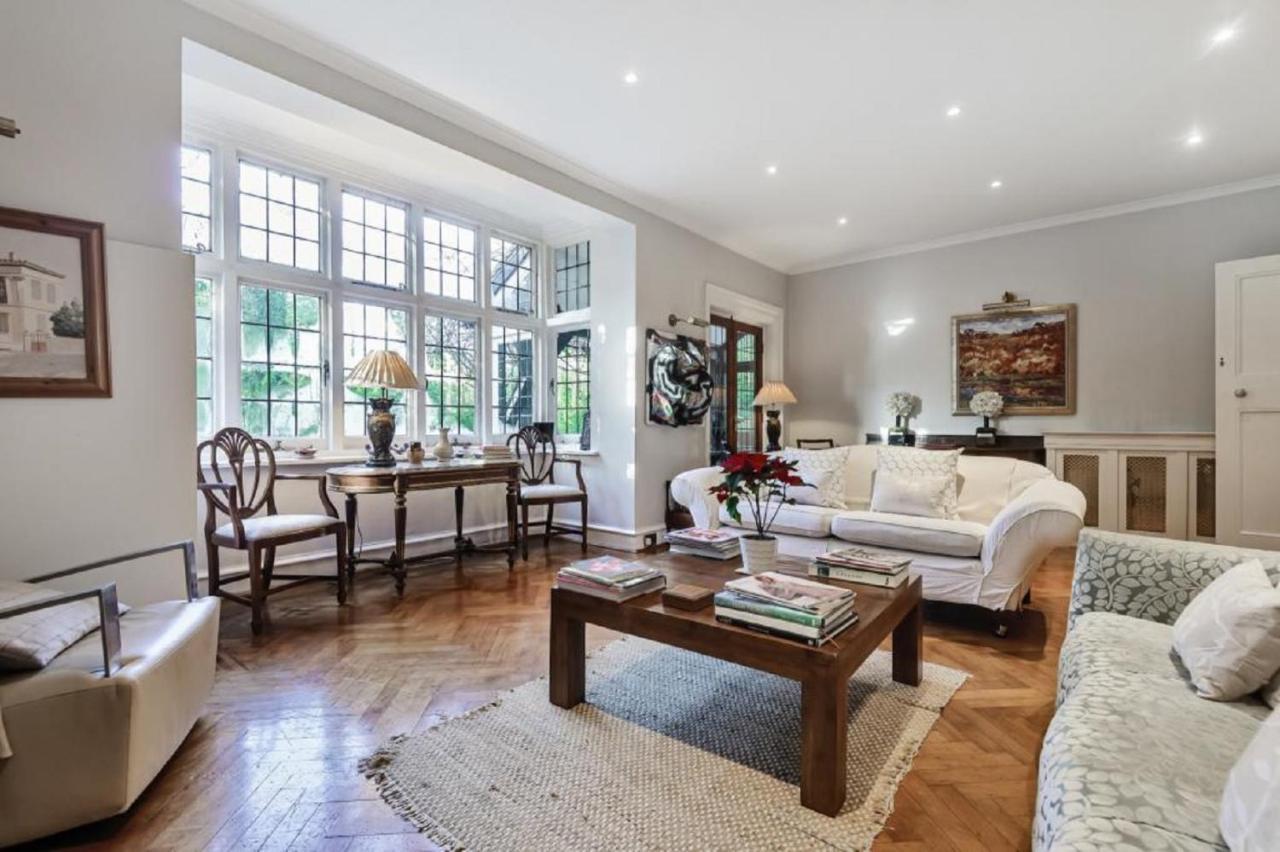 Coach House Villa Woking Esterno foto