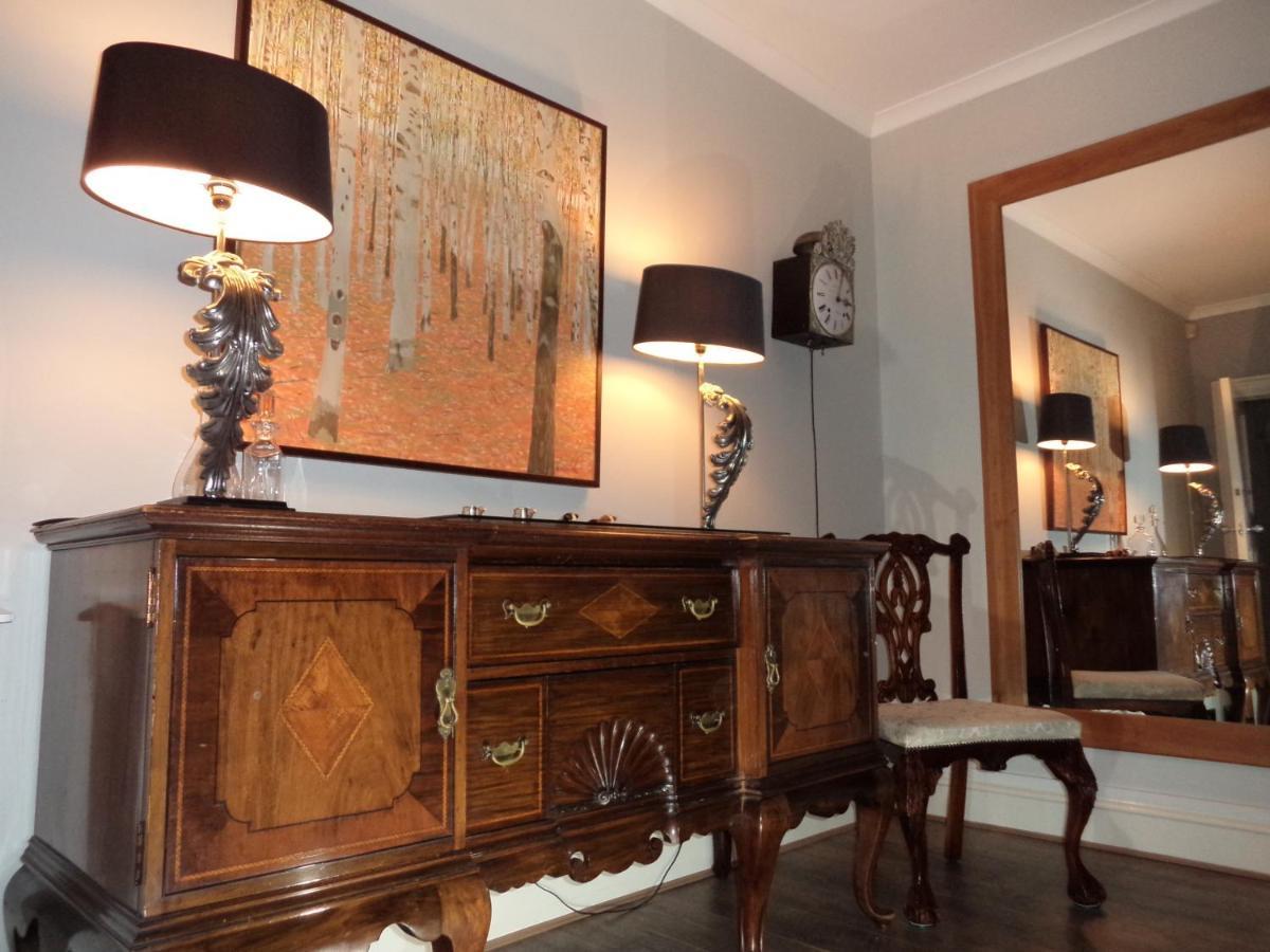Coach House Villa Woking Esterno foto