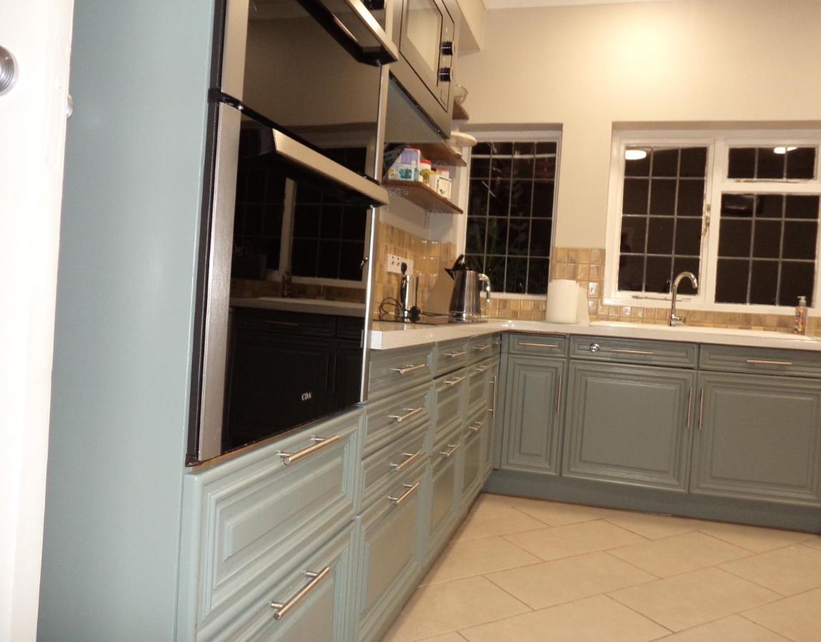 Coach House Villa Woking Esterno foto