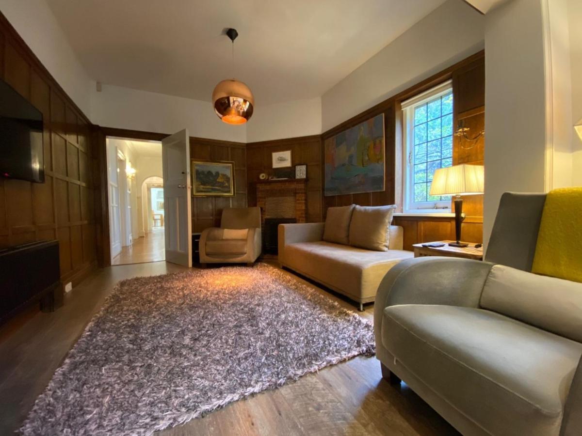 Coach House Villa Woking Esterno foto
