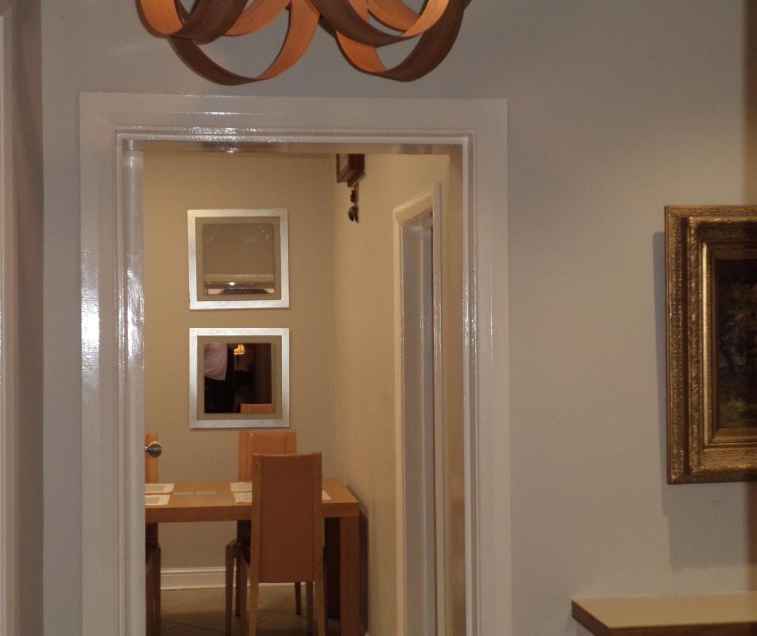Coach House Villa Woking Esterno foto