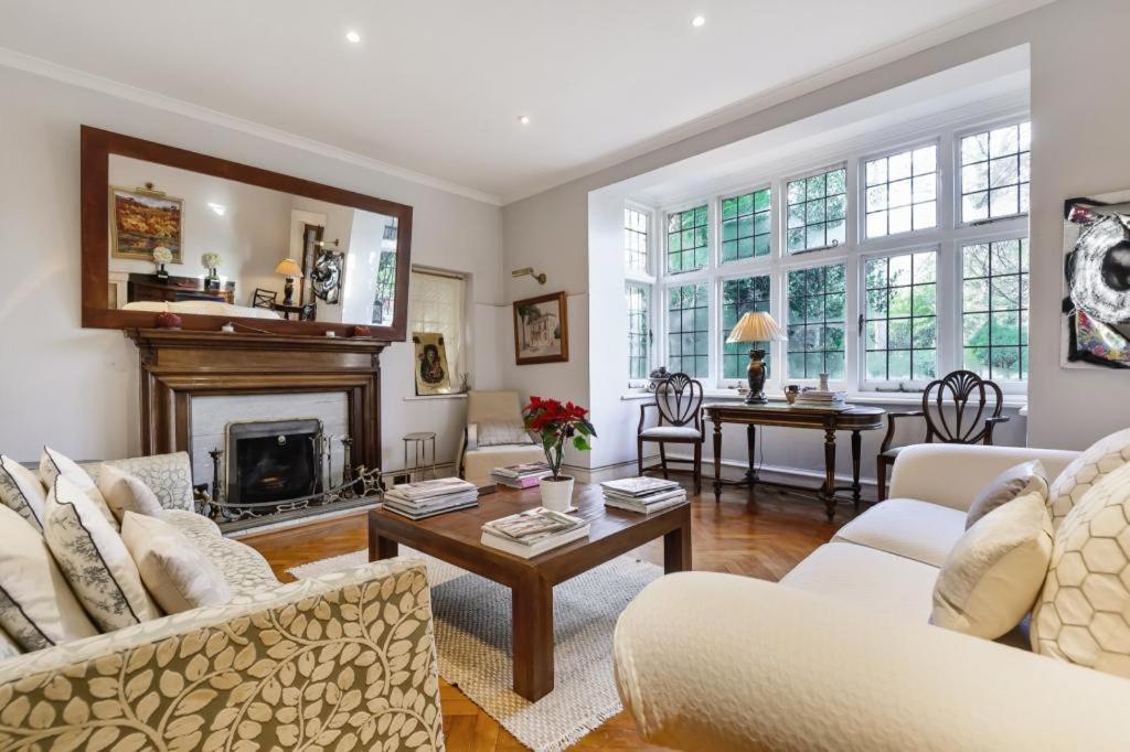 Coach House Villa Woking Esterno foto