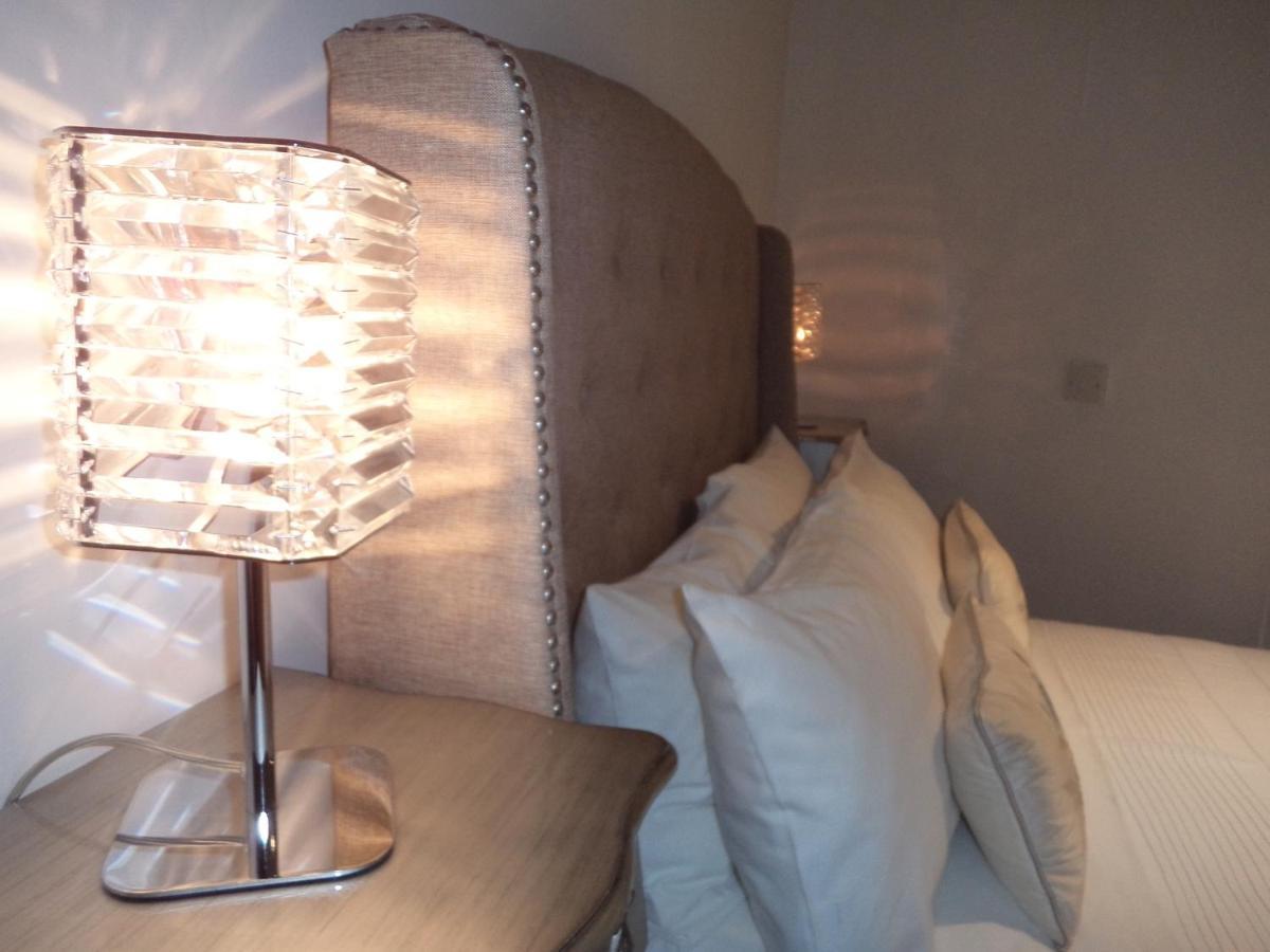 Coach House Villa Woking Esterno foto