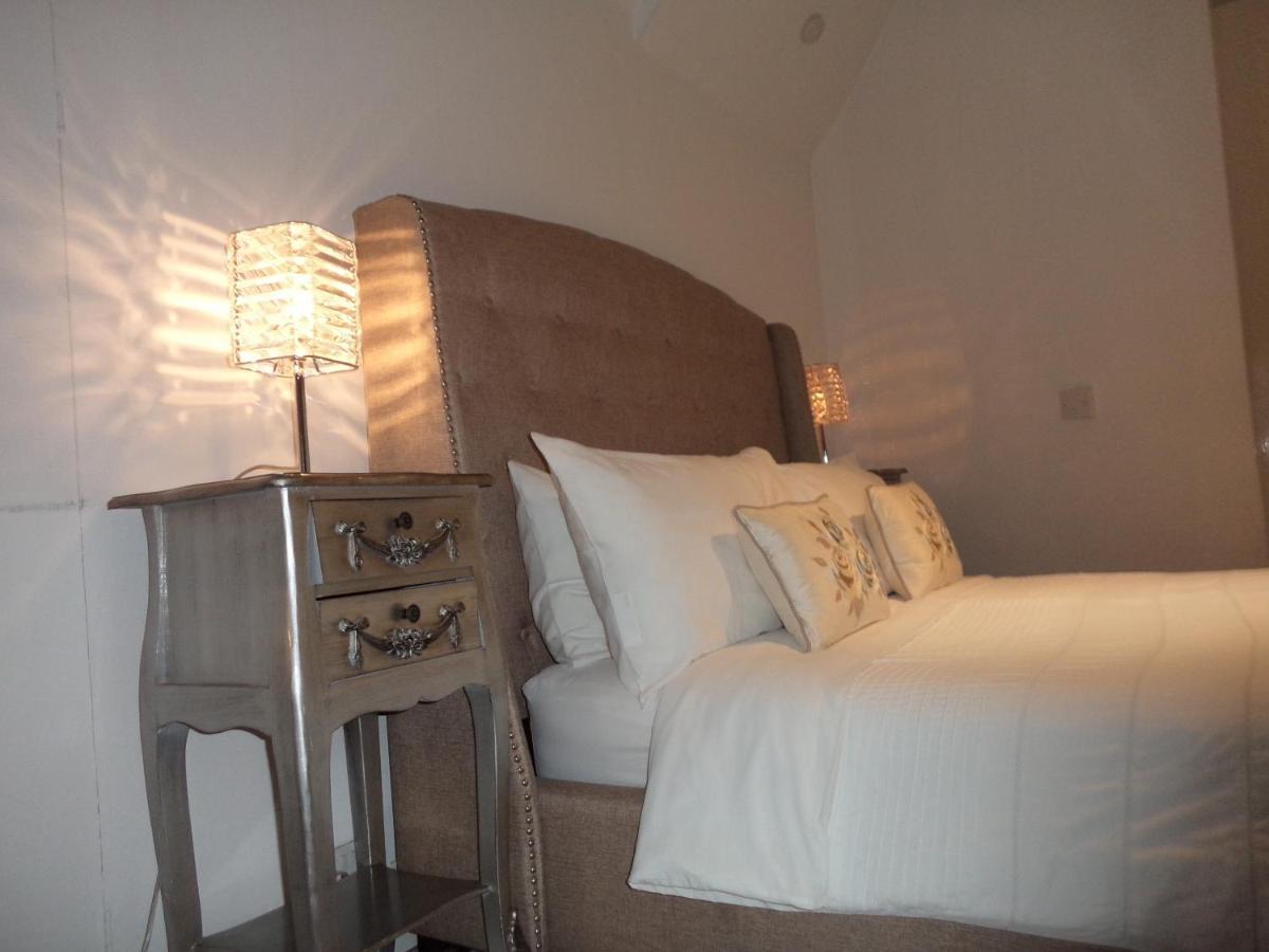 Coach House Villa Woking Esterno foto