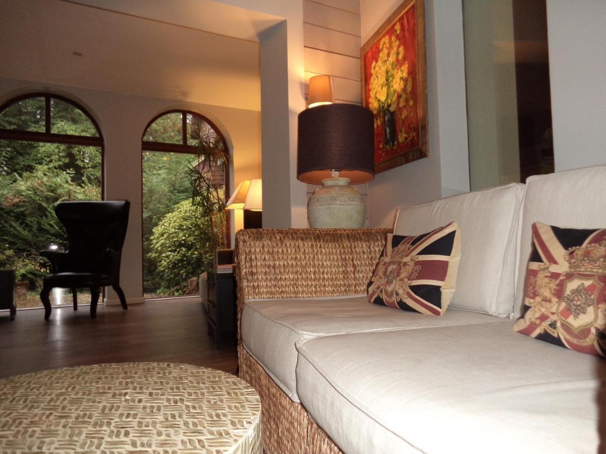 Coach House Villa Woking Esterno foto