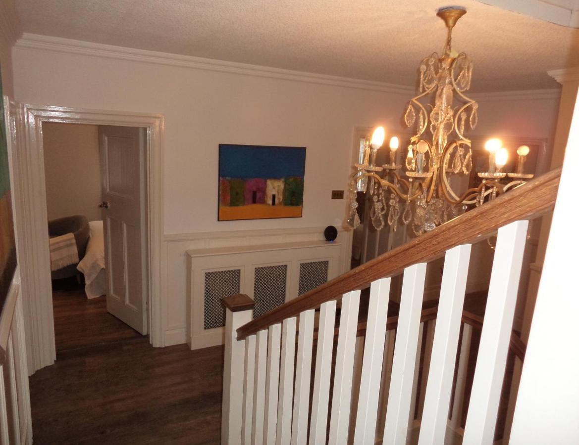 Coach House Villa Woking Esterno foto