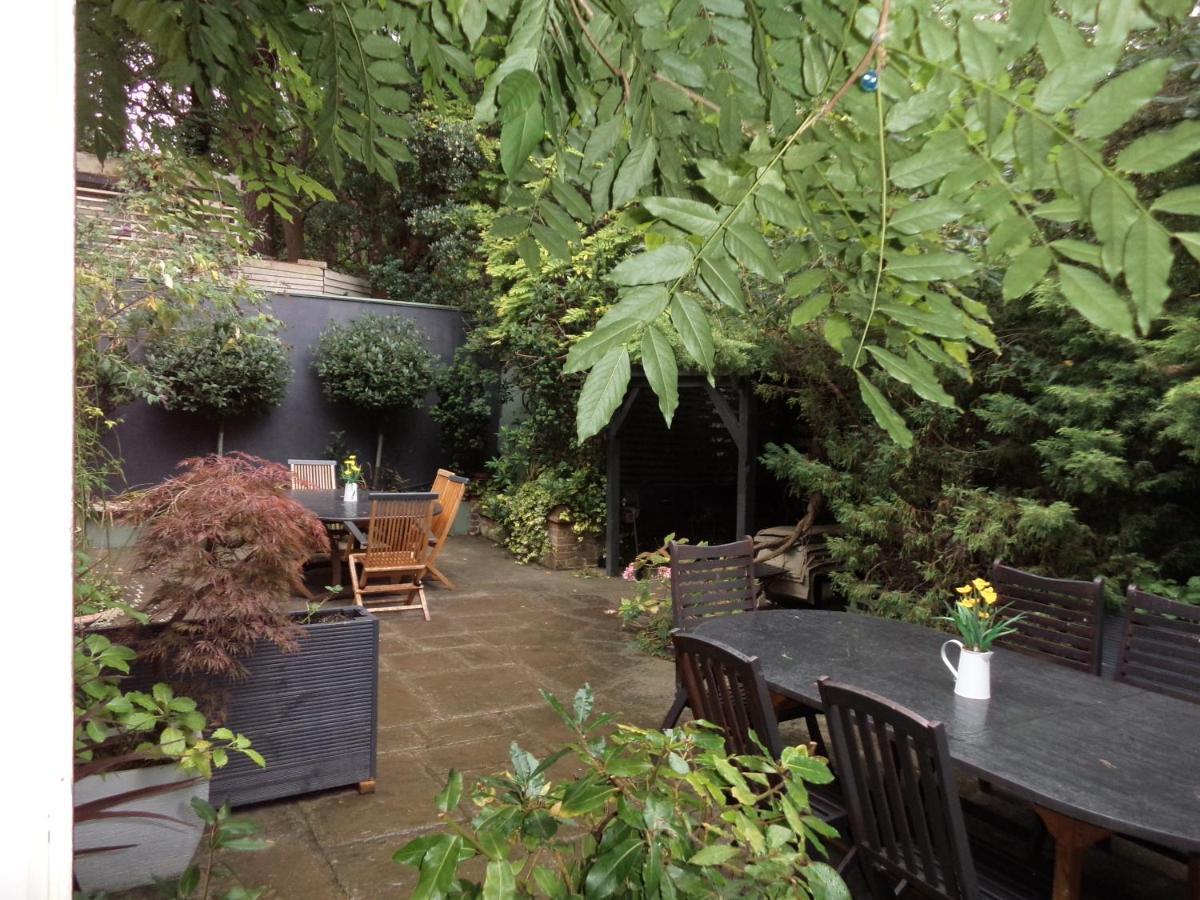 Coach House Villa Woking Esterno foto