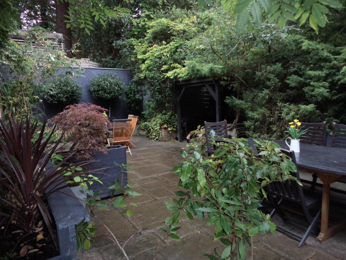 Coach House Villa Woking Esterno foto