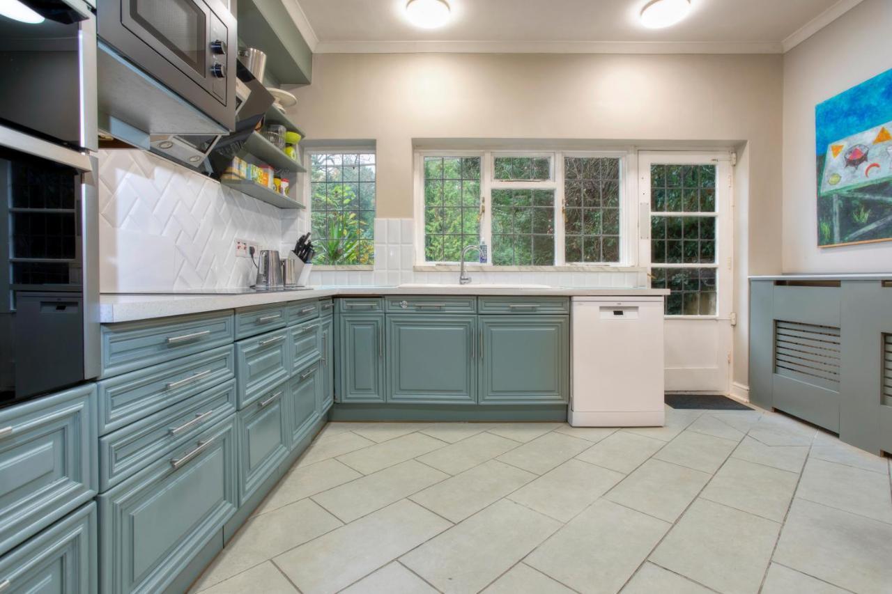 Coach House Villa Woking Esterno foto