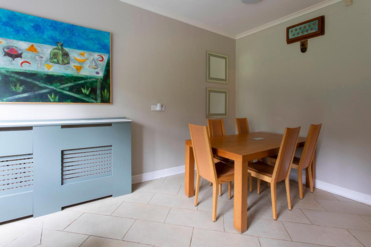 Coach House Villa Woking Esterno foto
