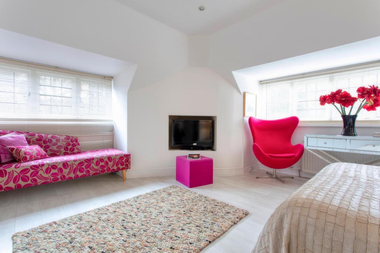 Coach House Villa Woking Esterno foto