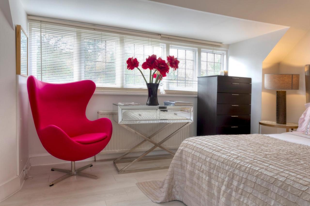 Coach House Villa Woking Esterno foto