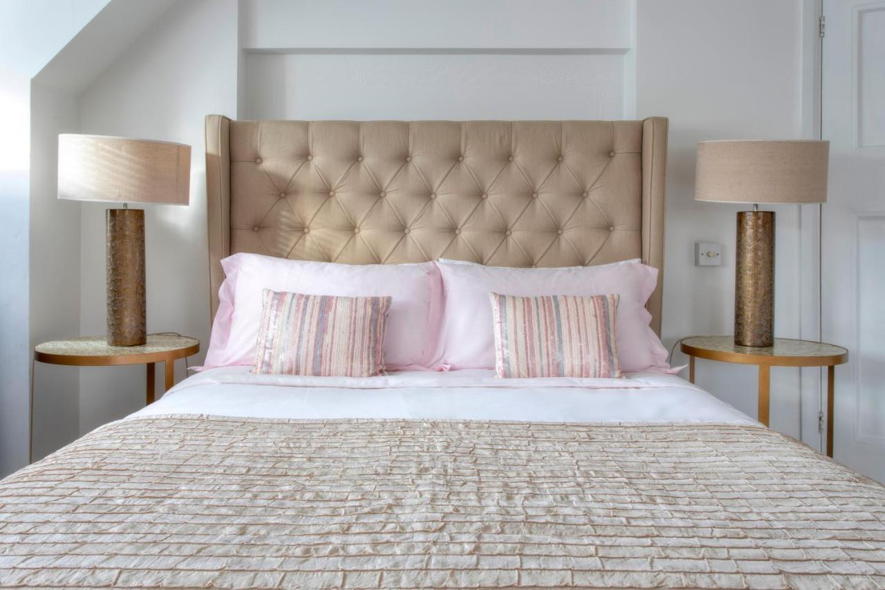 Coach House Villa Woking Esterno foto