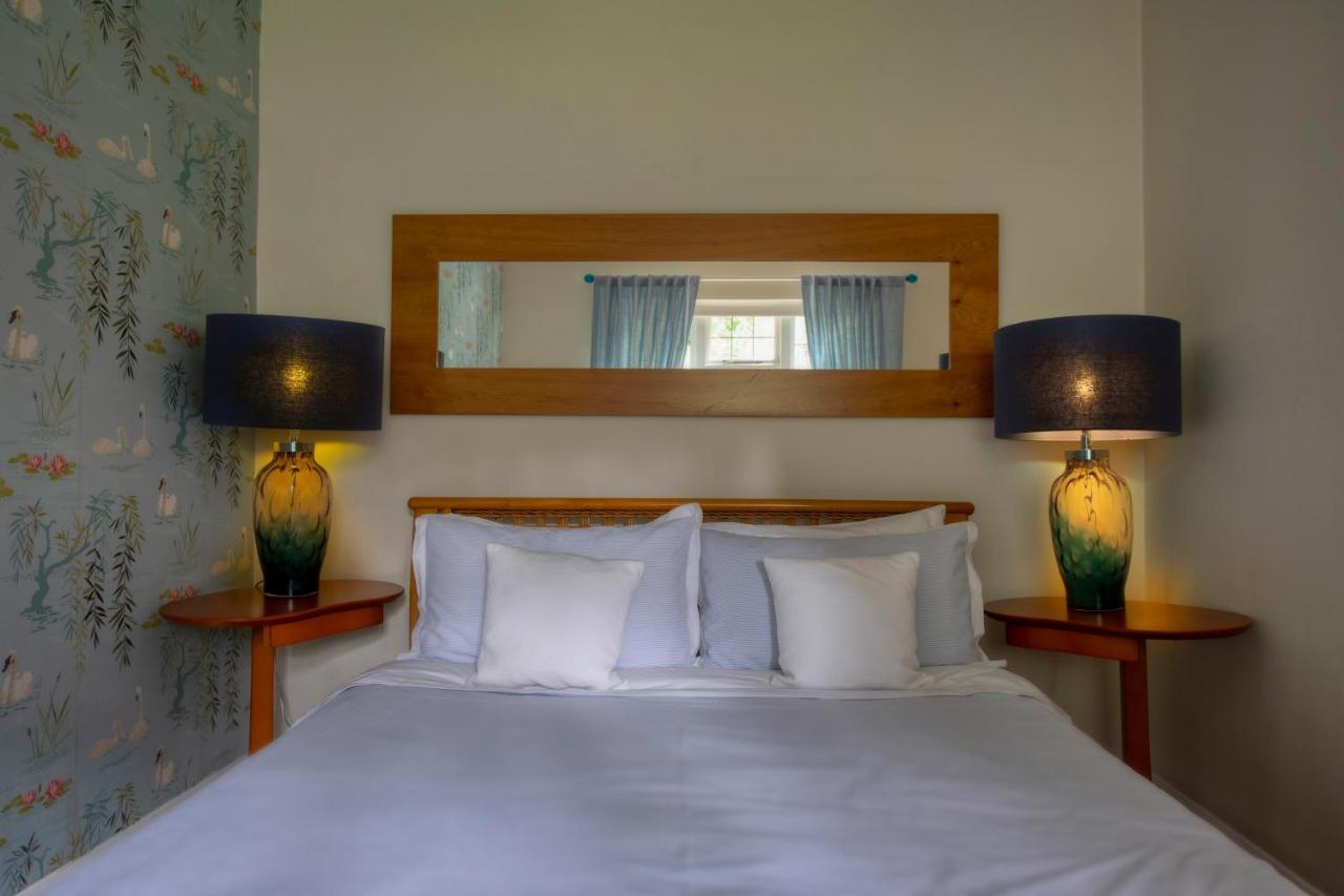 Coach House Villa Woking Esterno foto