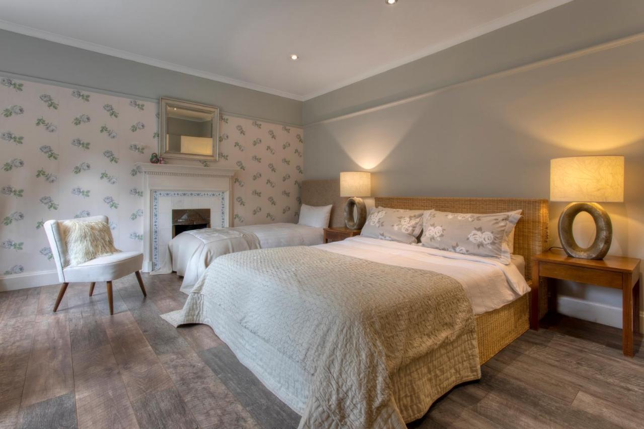 Coach House Villa Woking Esterno foto