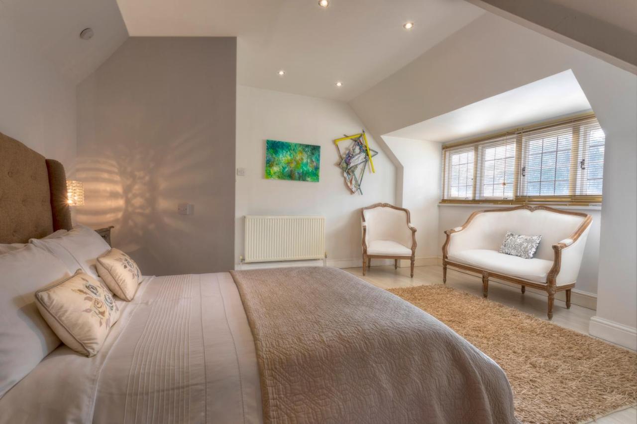 Coach House Villa Woking Esterno foto