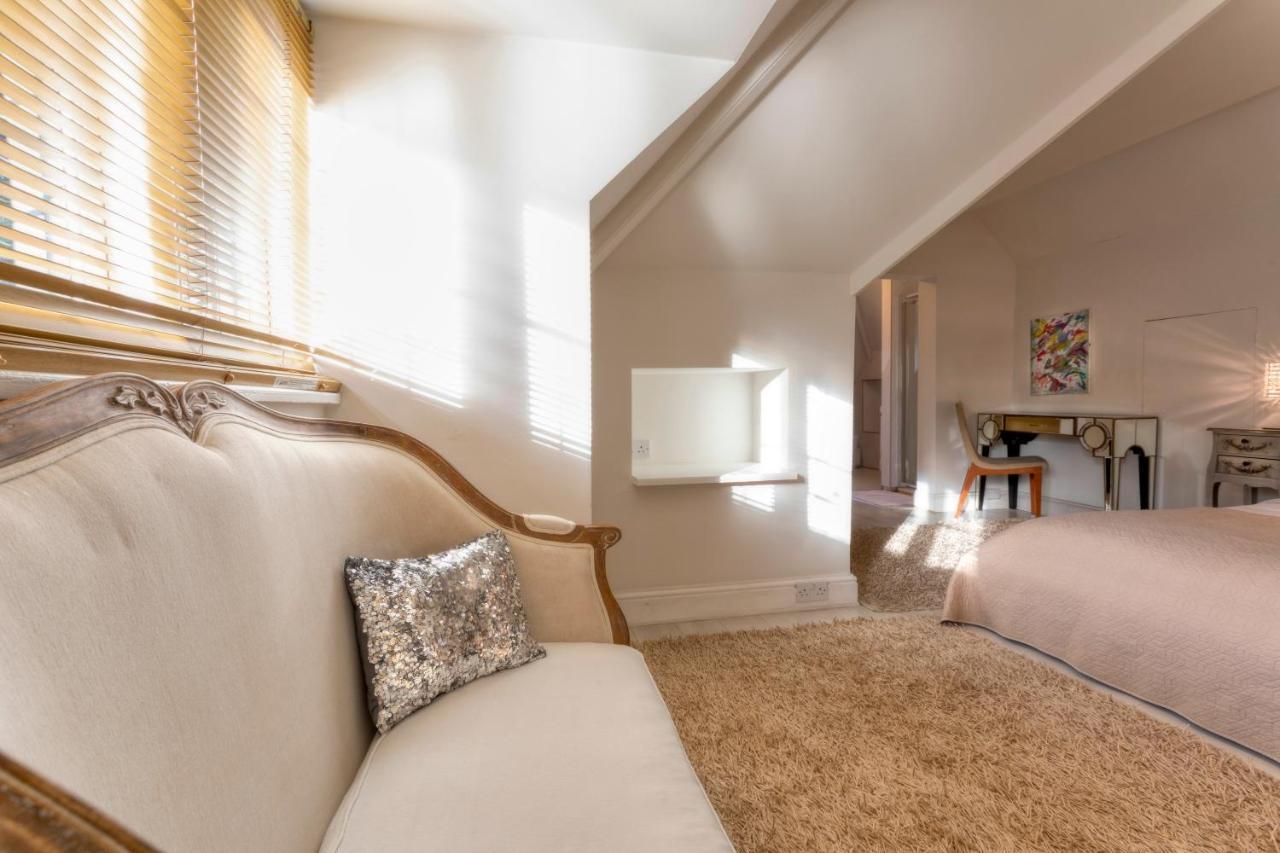 Coach House Villa Woking Esterno foto