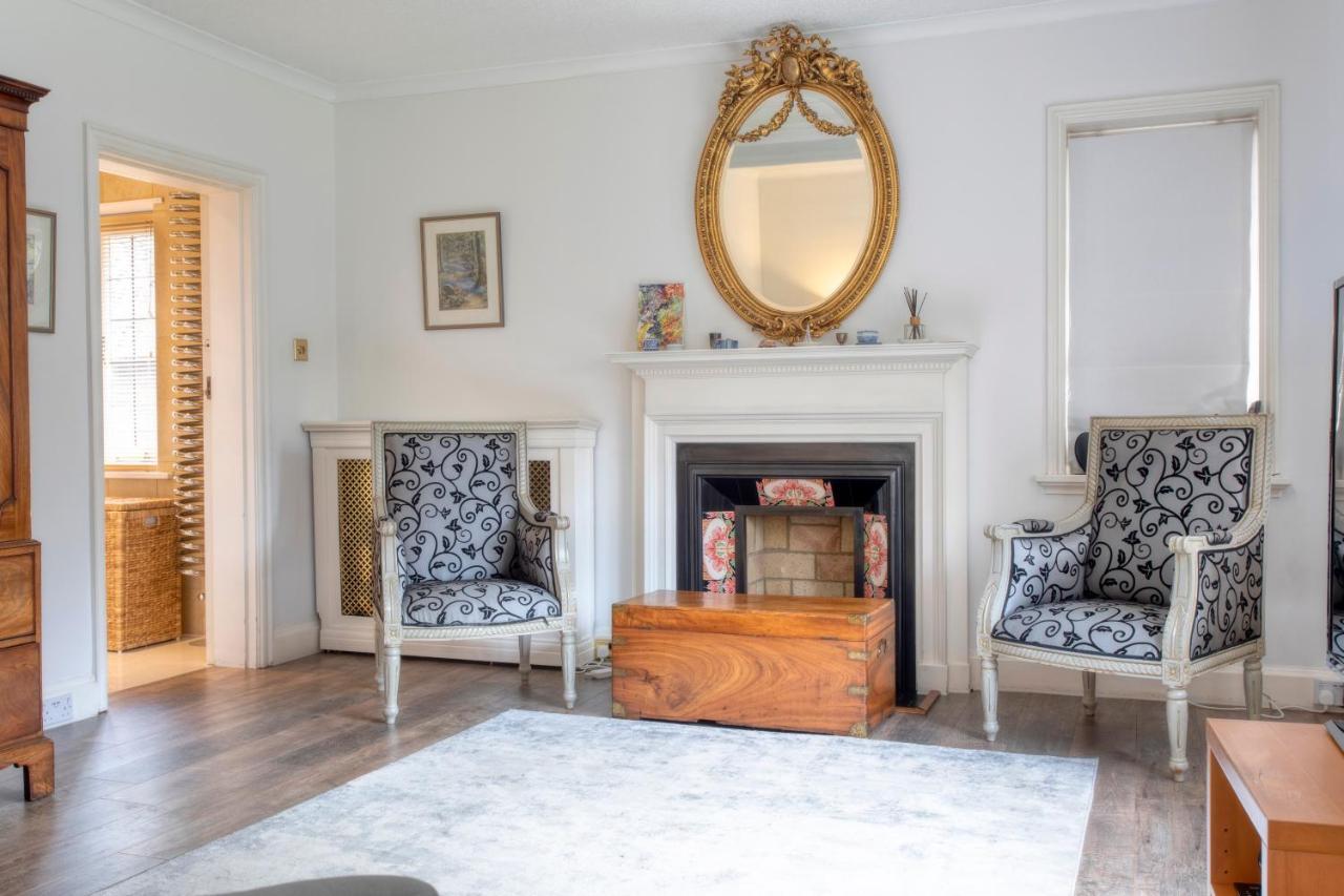 Coach House Villa Woking Esterno foto