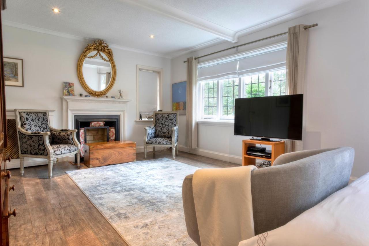 Coach House Villa Woking Esterno foto