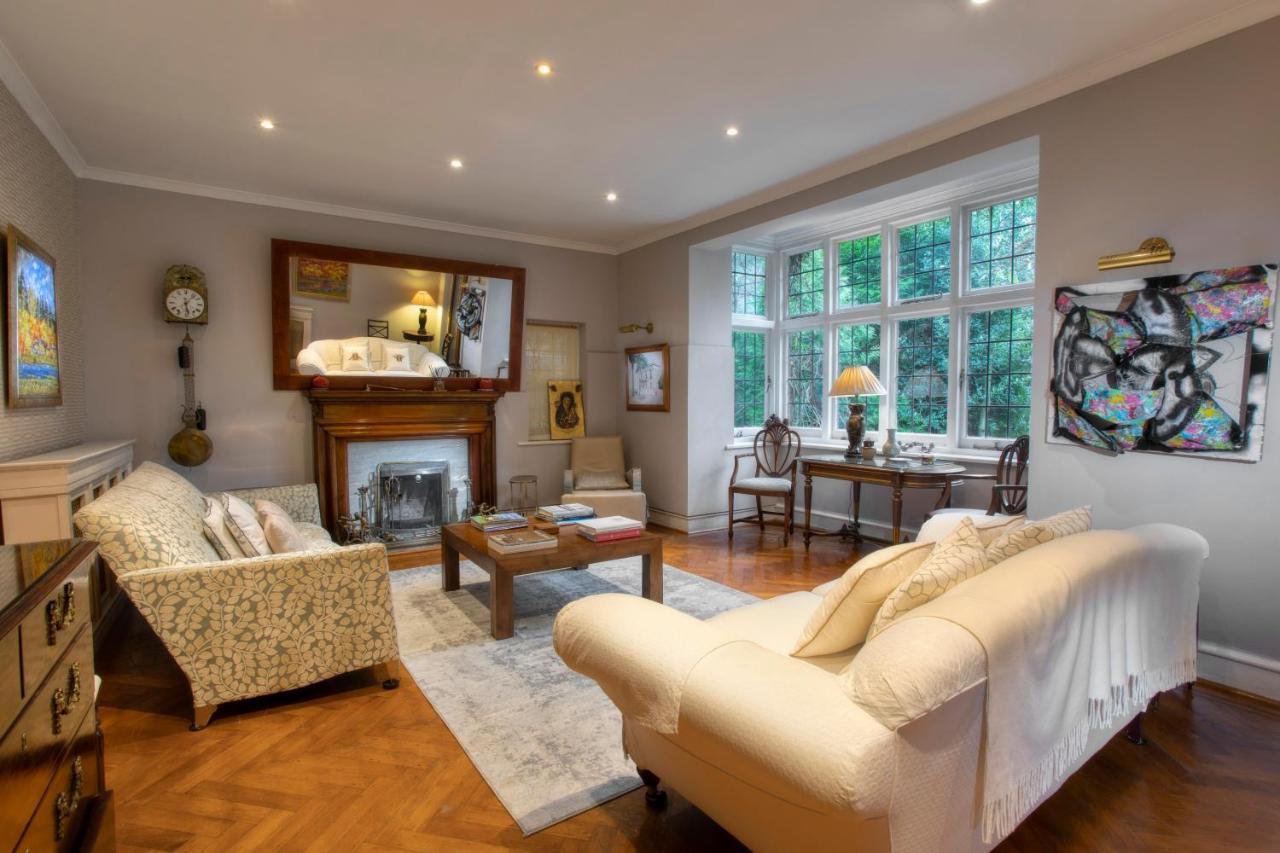 Coach House Villa Woking Esterno foto