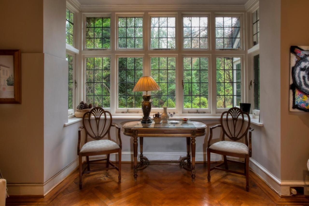 Coach House Villa Woking Esterno foto