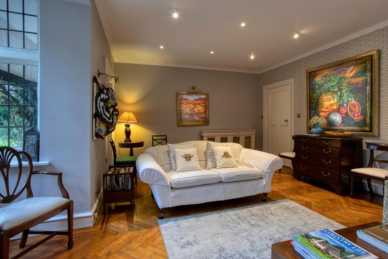 Coach House Villa Woking Esterno foto